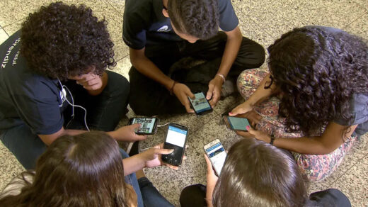 CCJ da Câmara aprova proibição de celulares em sala de aula