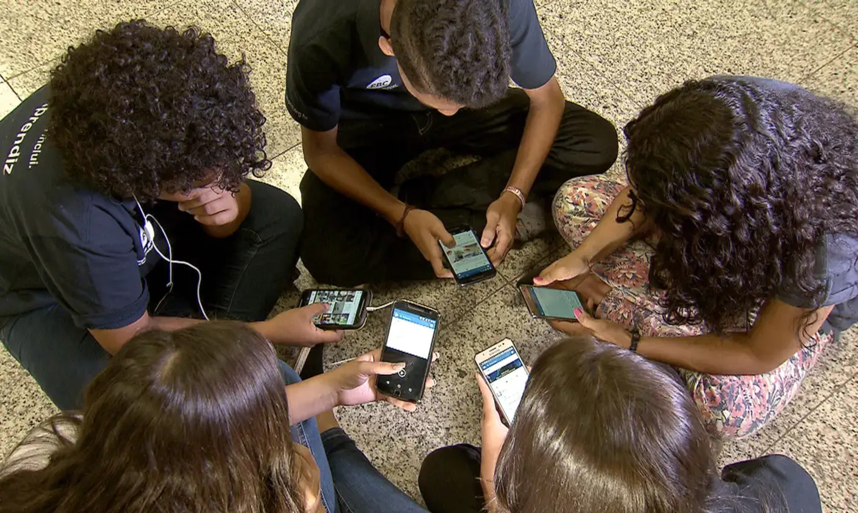 CCJ da Câmara aprova proibição de celulares em sala de aula