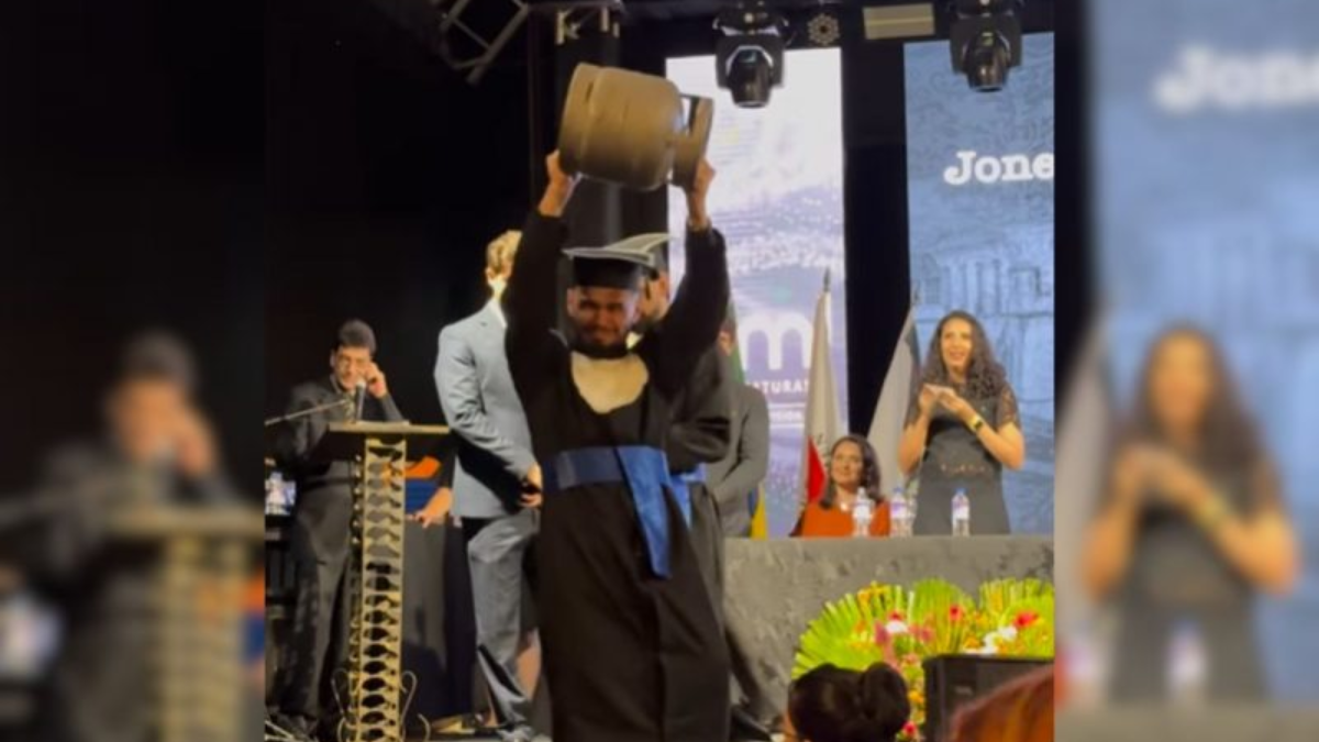 Com botijão de gás no ombro, estudante homenageia pai durante formatura Foto: Reprodução