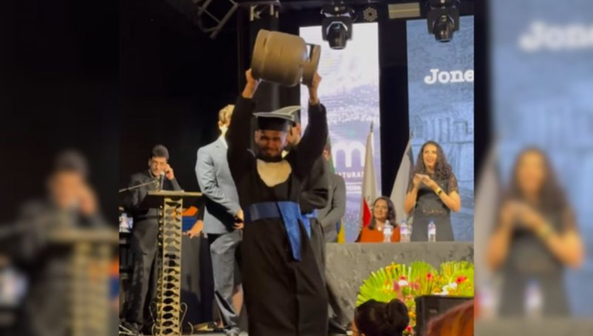 Com botijão de gás no ombro, estudante homenageia pai durante formatura Foto: Reprodução