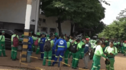 Com adesão de cerca de 300 pessoas, os trabalhadores estão paralisados desde sábado (7), reivindicando seus direitos básicos - Foto: Reprodução de O Povo na TV