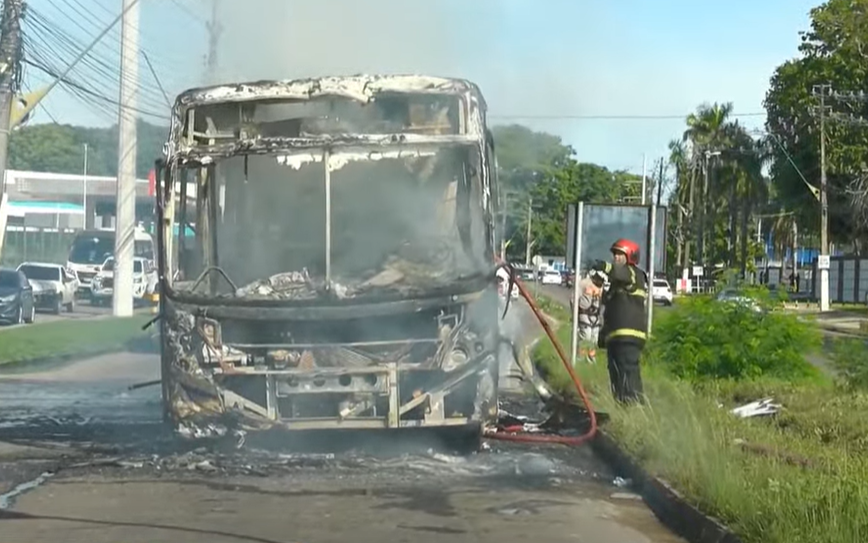 ônibus consumido por fogo