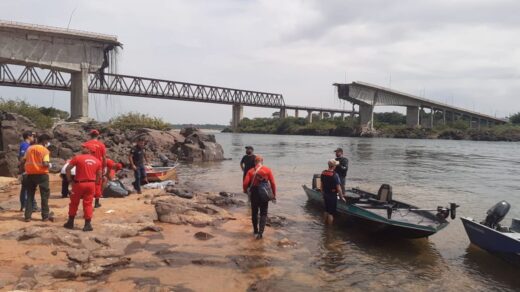 De acordo com a lista oficial compartilhada pelo Corpo de Bombeiros, quatro pessoas foram encontradas e ainda há 14 pessoas desaparecidas após o desabamento da ponte - Foto: Corpo de Bombeiros