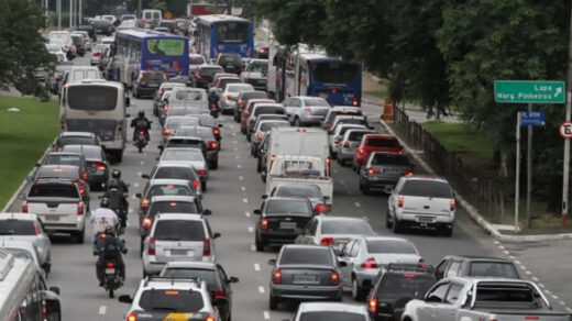 Motoristas que fizerem gestos obscenos no trânsito podem ser punidos; entenda projeto de lei