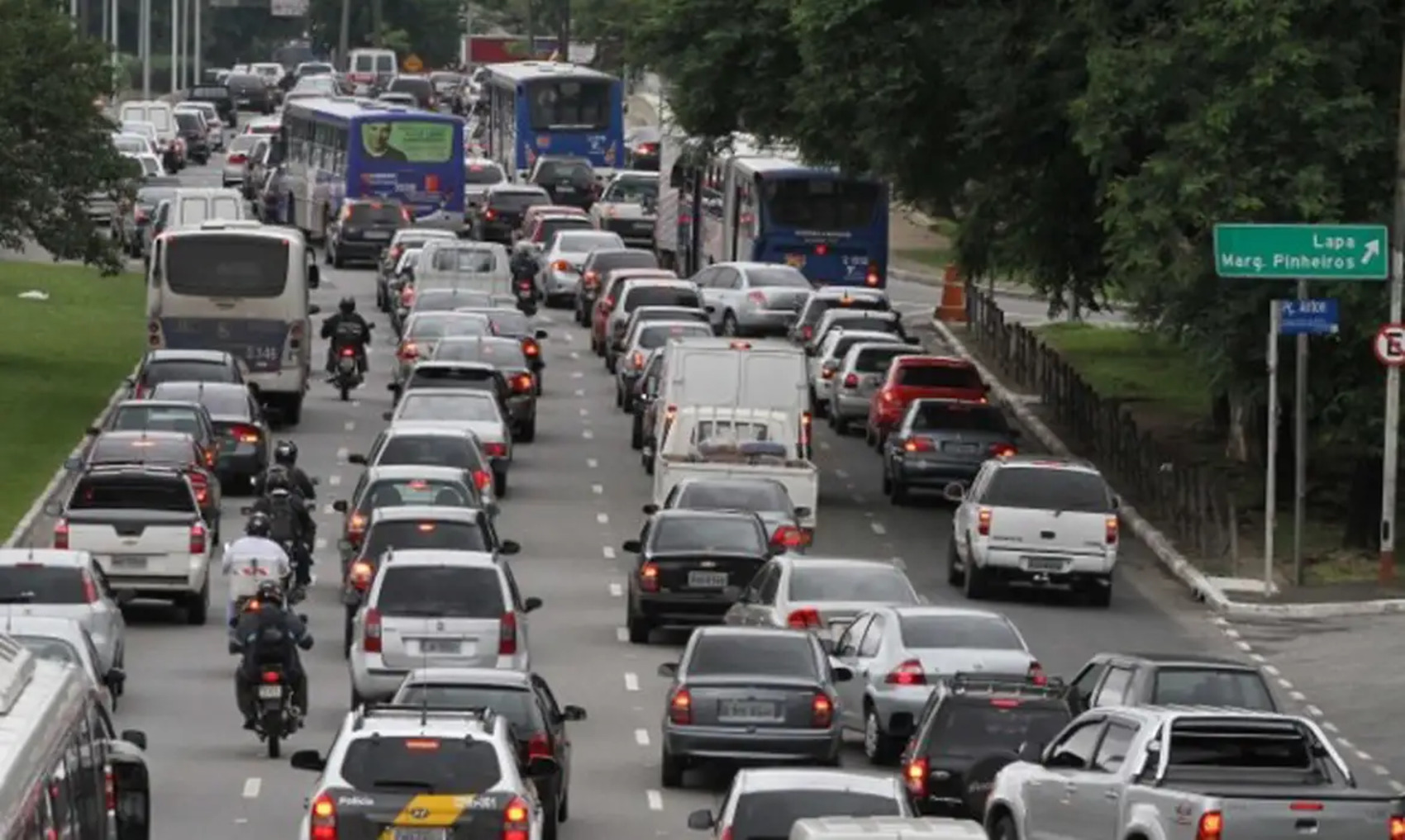 Motoristas que fizerem gestos obscenos no trânsito podem ser punidos; entenda projeto de lei