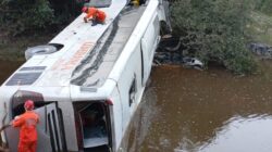 Ônibus caiu da ponte sobre o Rio Crixás - Foto: Divulgação/Corpo de Bombeiros