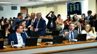 Rogério Carvalho (ao microfone) critica a PEC relatada por Flávio Bolsonaro (E) - Foto: Geraldo Magela/Agência Senado