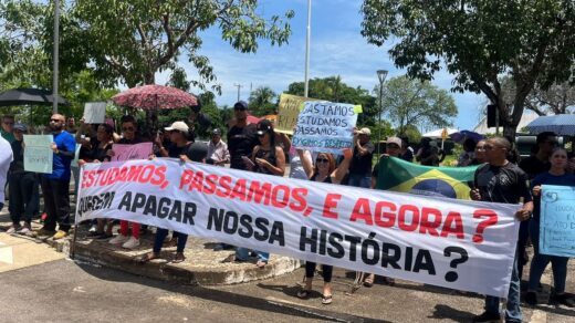 Os mais de 3.500 aprovados no concurso se reuniram novamente para protestar contra a decisão do Ministério Público - Foto: Anne Acioli