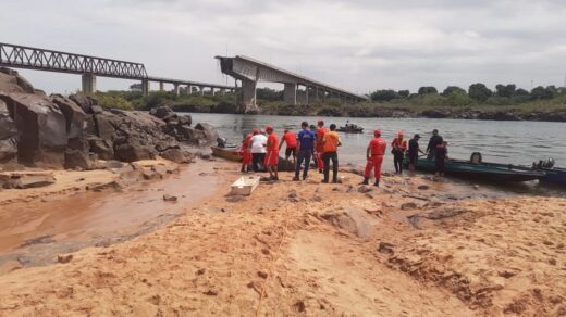 A ponte desmoronou no último domingo (22) devido às péssimas condições em sua estrutura. Ao todo, os bombeiros encontraram três vítimas em óbito e uma com vida - Foto: Corpo de Bombeiros