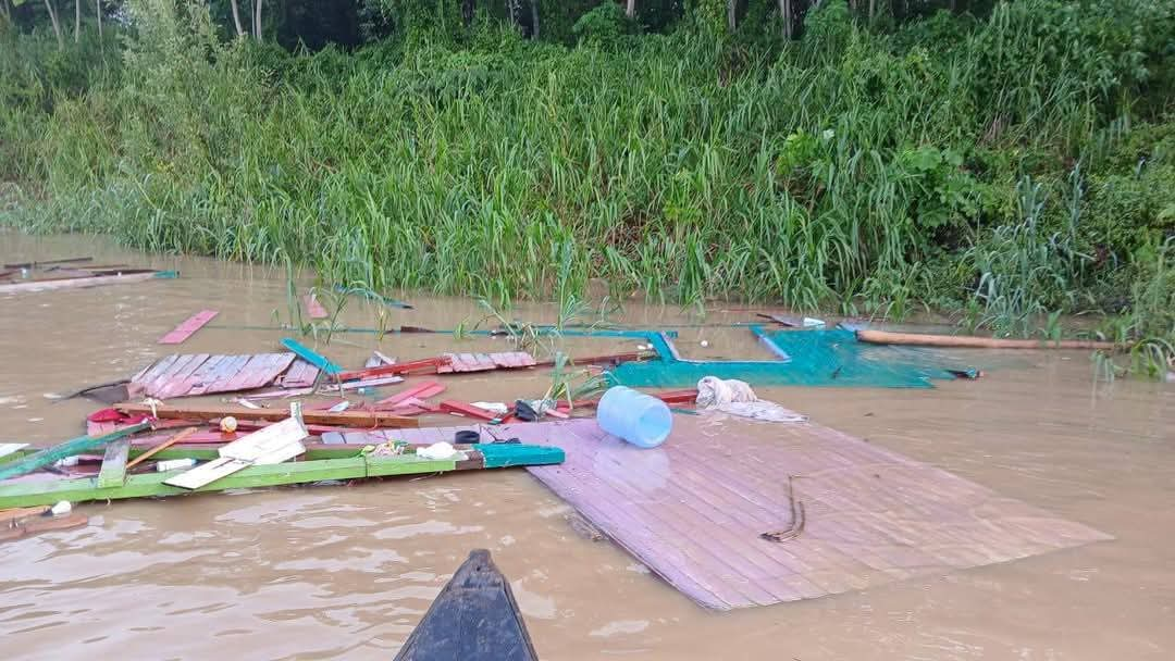 Balsa colide com flutuante no AM