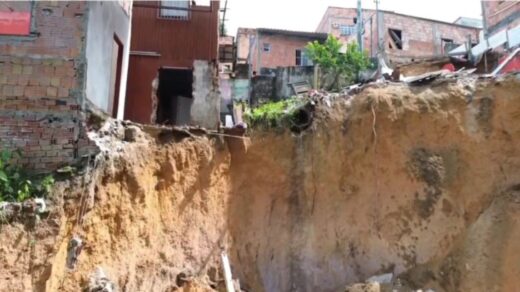 Barranco desliza e destrói duas casas após forte chuva em Manaus