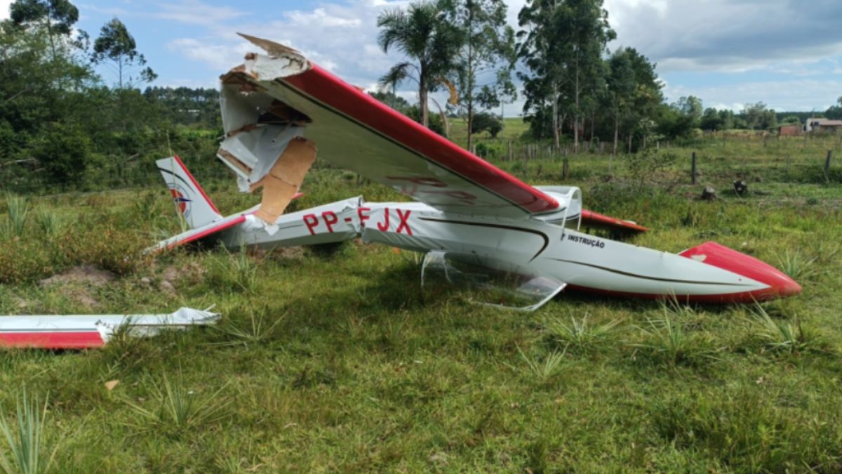 Avião de pequeno porte ficou destruído