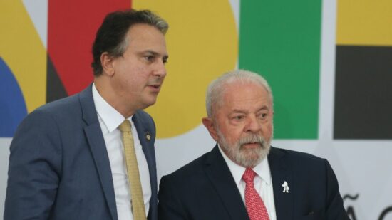 O presidente Lula e o ministro da Educação, Camilo Santana.