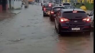 Ruas e casas ficam alagadas após forte chuva em Porto Velho