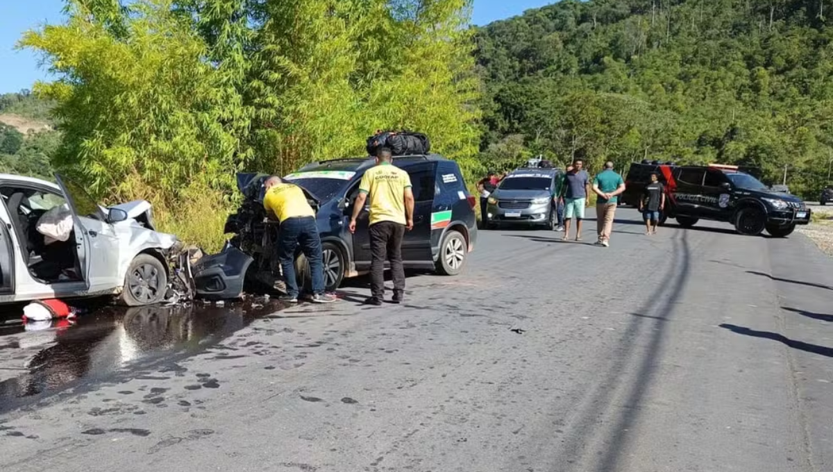 Acidente entre os dois carros na BR-174, em Pacaraima — Foto: Arquivo pessoal