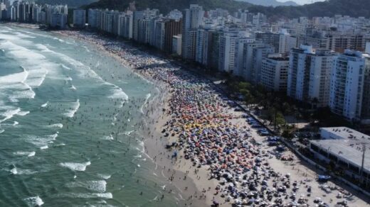 As altas temperaturas e a superlotação das praias podem contribuir para a proliferação de vírus - Foto: Prefeitura de Guarujá/Divulgação