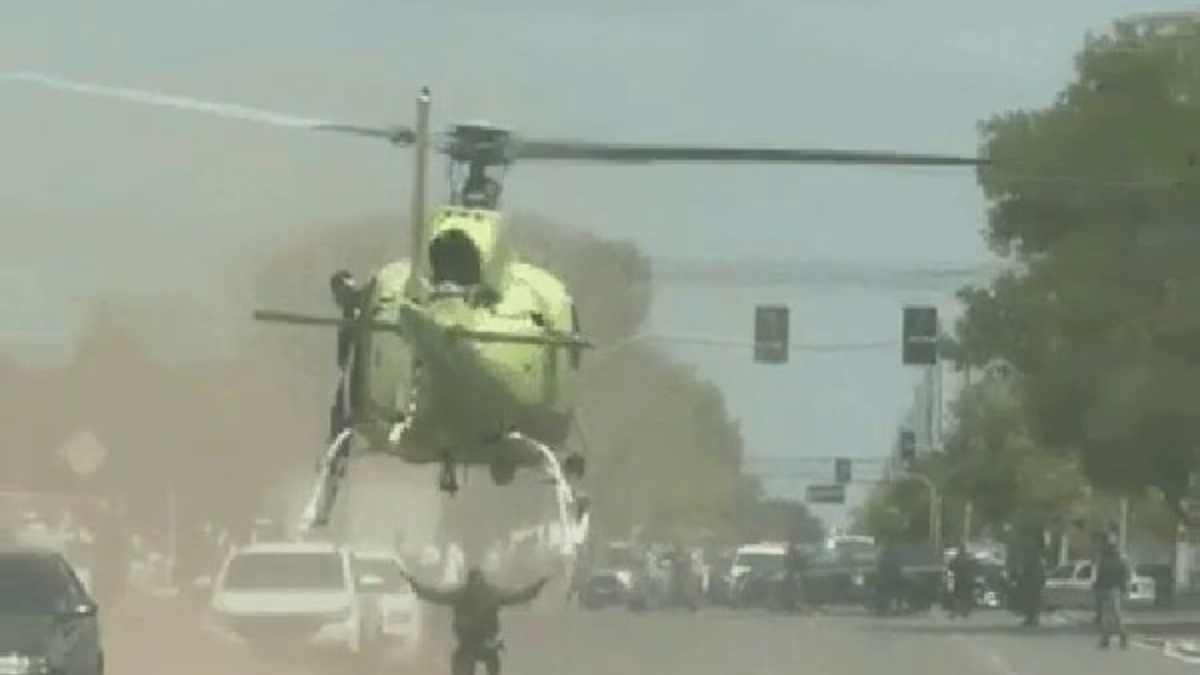 Helicóptero fez pouso em avenida de Boa Vista. Foto: Reprodução.