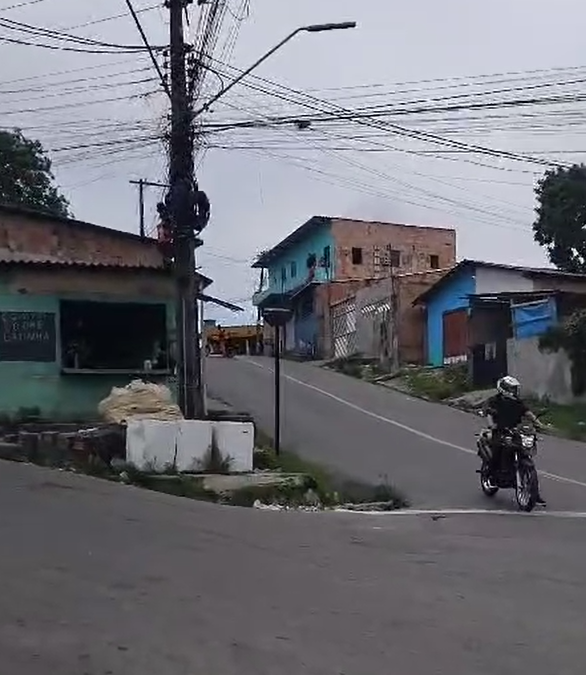 Ônibus invade casa em Manaus