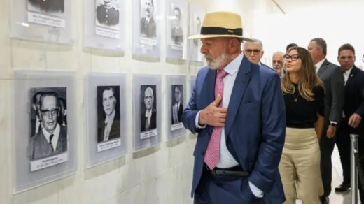 presidente Luiz Inácio Lula da Silva, passa pela galeria de fotos dos ex-presidentes do Brasil durante visita exposição sobre os atos contra democracia em 2023 - Foto: Jose Cruz/Agência Brasil