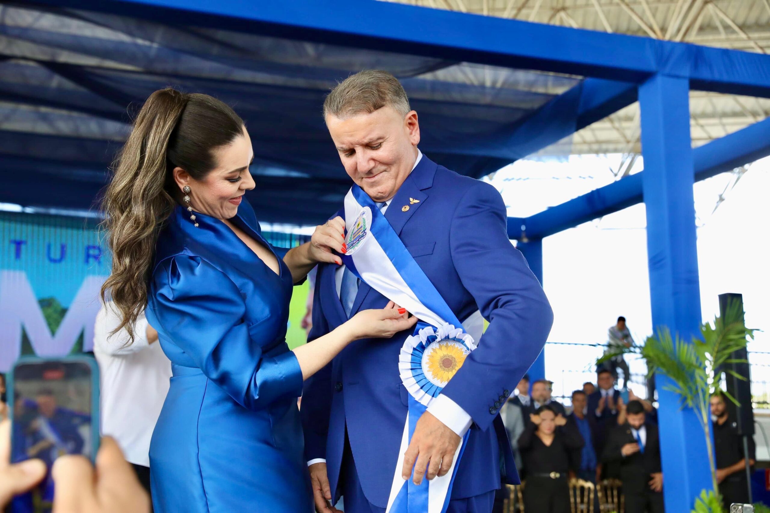 Ex-prefeita Cinthia Ribeiro passa a faixa para o prefeito Eduardo Siqueira - Foto: Flávio Cavalera