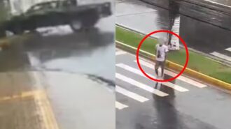 Vídeo publicado nas redes sociais mostra homem em surto colidindo com carro em Vilhena - Foto: Reprodução